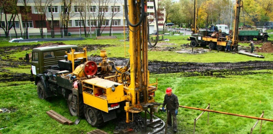 Бурение скважин негр фото